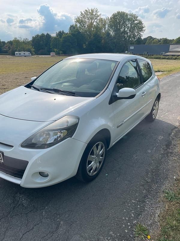 Weiß Gebraucht 2012 Renault Clio III Dynamique Kleinwagen | 3.299 € (Fairer Preis) - Bild 1/4