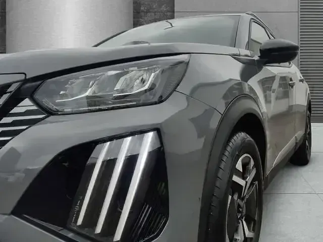 Gebraucht Peugeot 2008 Allure 131 PS (96 kW) 2025 Grau/typ aussenverkleidung met SUV