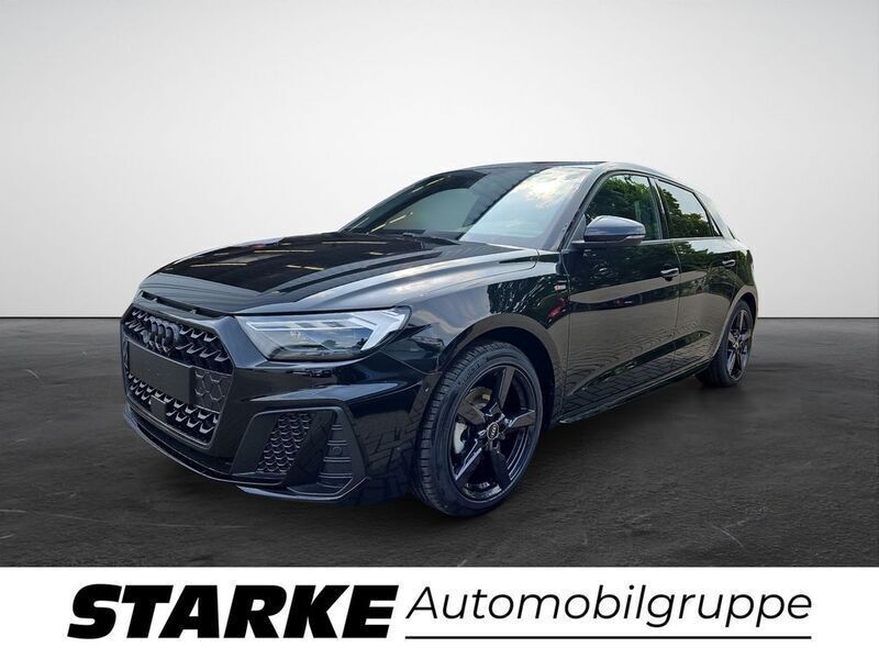 Schwarz (mythosschwarz metallic) Neu 2025 Audi A1 Sportback S-Line Kleinwagen | 33.990 € (Etwas zu teuer) - Bild 1/4