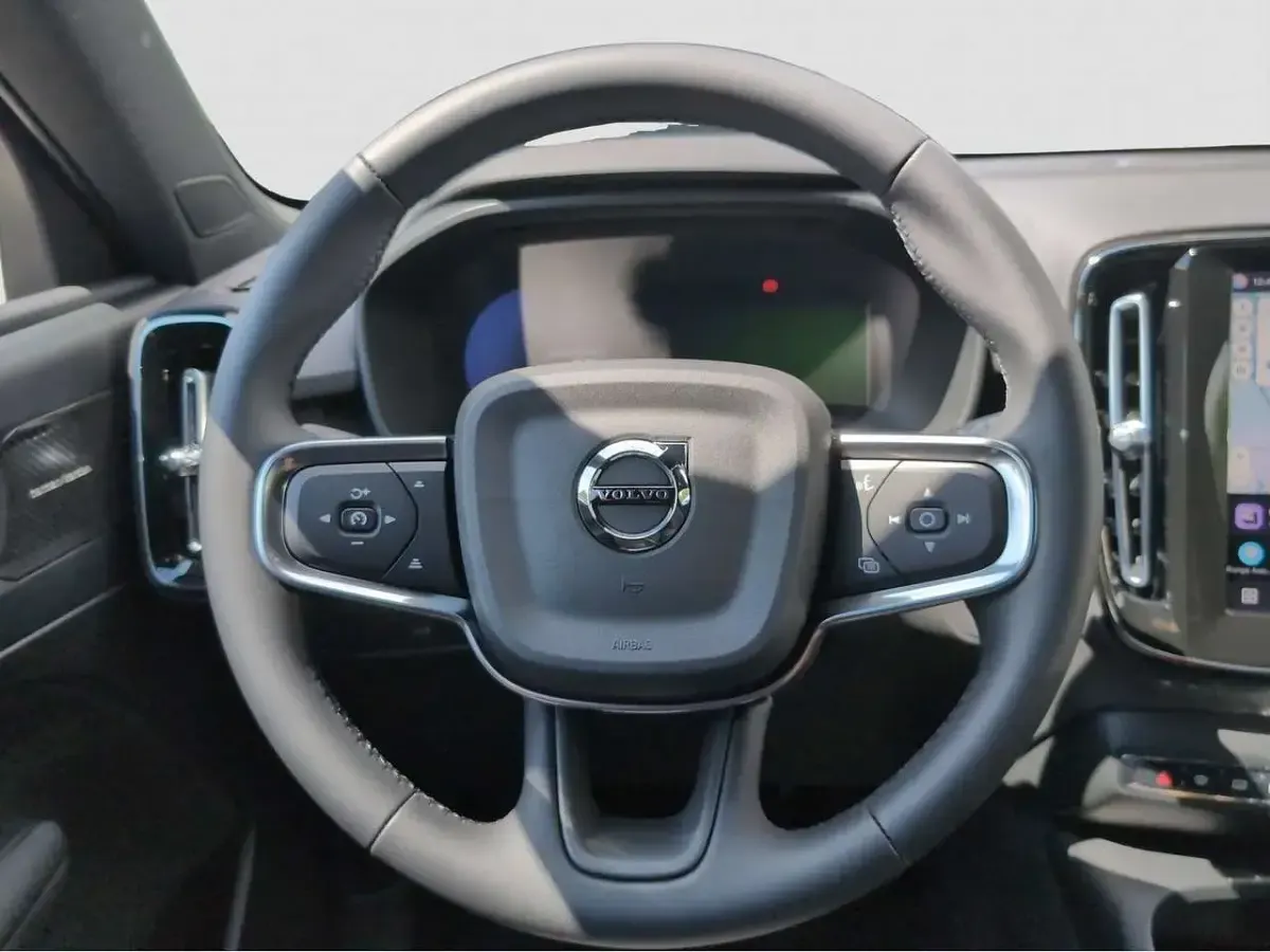 Używany Volvo EX40 Plus 185 kW (252 KM) 2026 Srebrny SUV