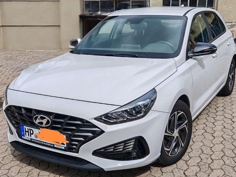 Weiß Gebraucht 2021 Hyundai i30 Edition 30 Limousine | 15.800 € (Fairer Preis) - Bild 1/4