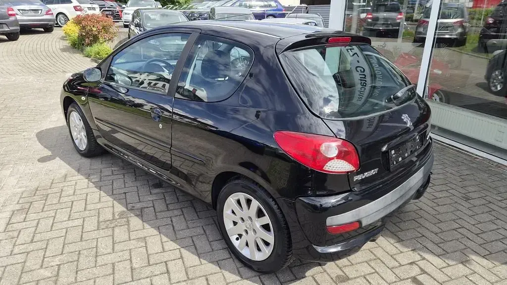 Gebraucht Peugeot 206+ Basis 75 PS (55 kW) 2009 Noir perla nera Kleinwagen