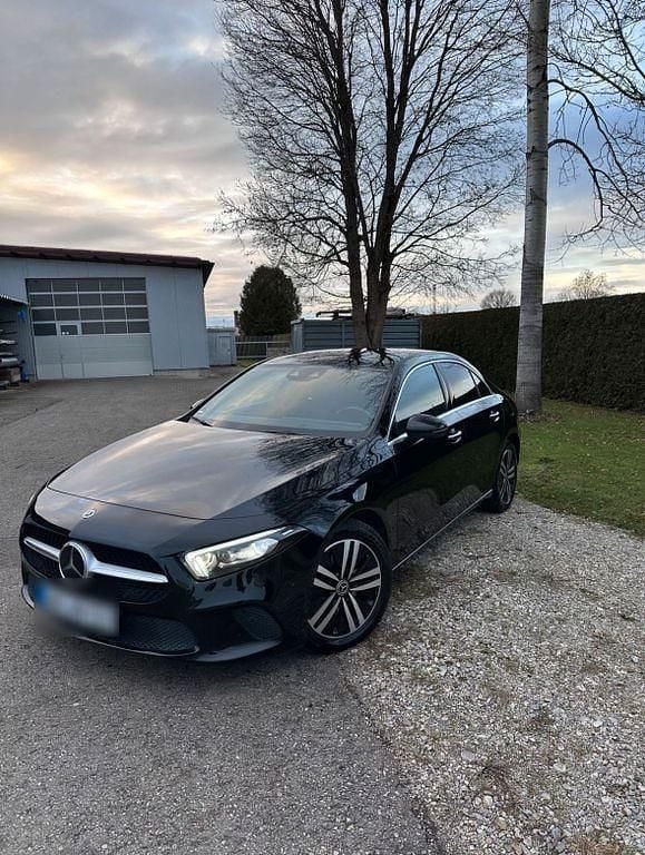 Schwarz Gebraucht 2020 Mercedes A200 Limousine | 15.900 € (Superpreis) - Bild 1/4