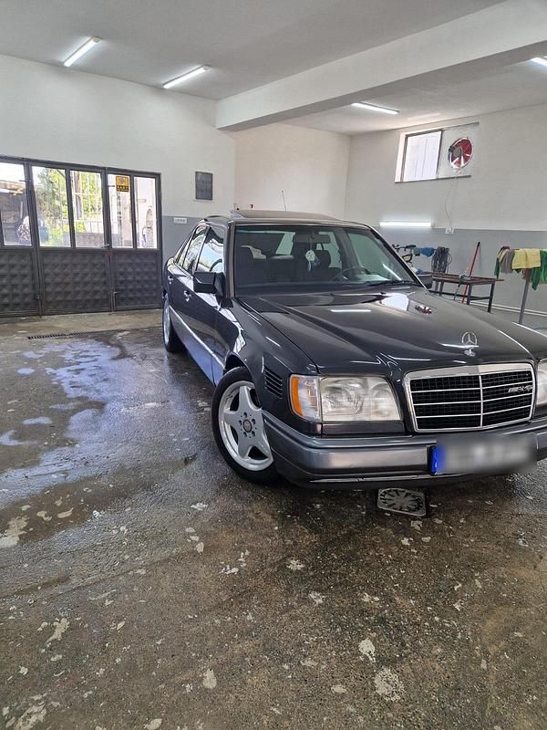 Gebraucht Mercedes E250 136 PS (100 kW) 1994 Schwarz Limousine