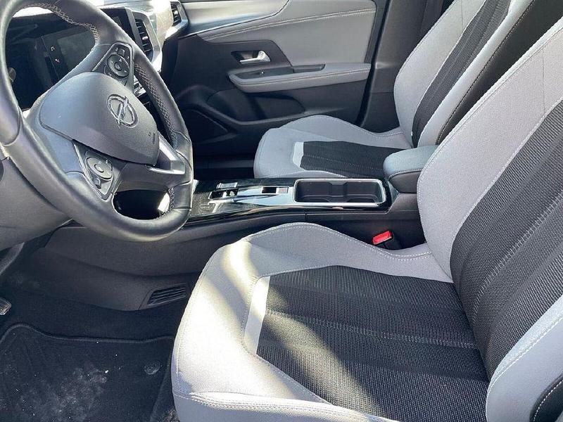 Gebraucht Opel Mokka-e Elegance 100 kW (136 PS) 2022 Diamant schwarz/karbon schwarz SUV