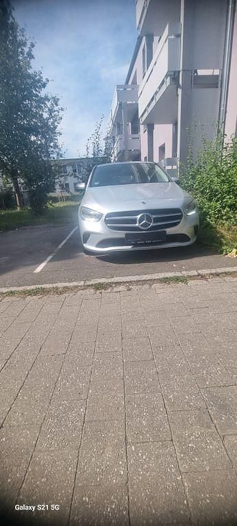 Grau Gebraucht 2019 Mercedes B180 Van / Kleinbus | 18.450 € (Superpreis) - Bild 1/4