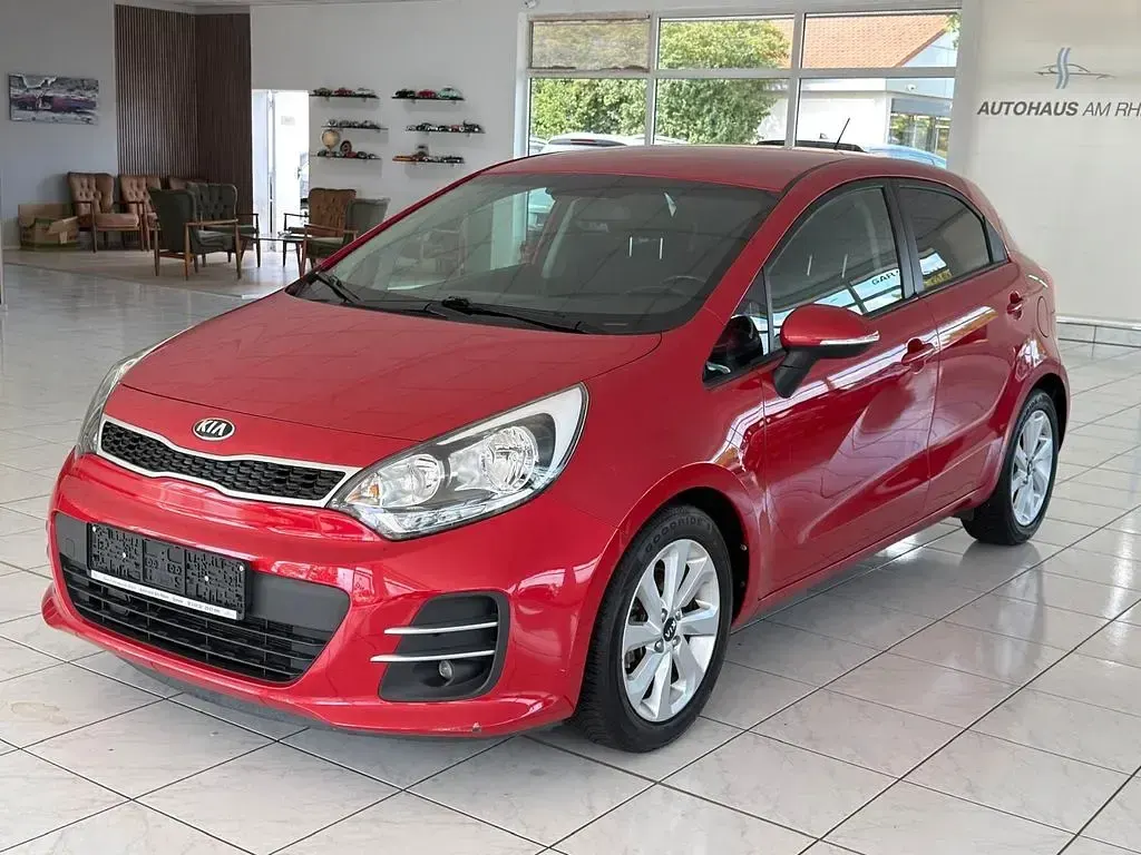 Gebraucht Kia Rio DREAM-TEAM Edition 84 PS (61 kW) 2015 Rot Limousine