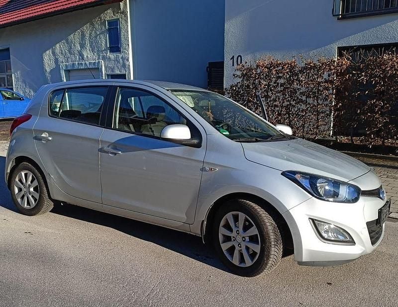 Gebraucht Hyundai i20 Classic 86 PS (63 kW) 2014 Silber Kleinwagen