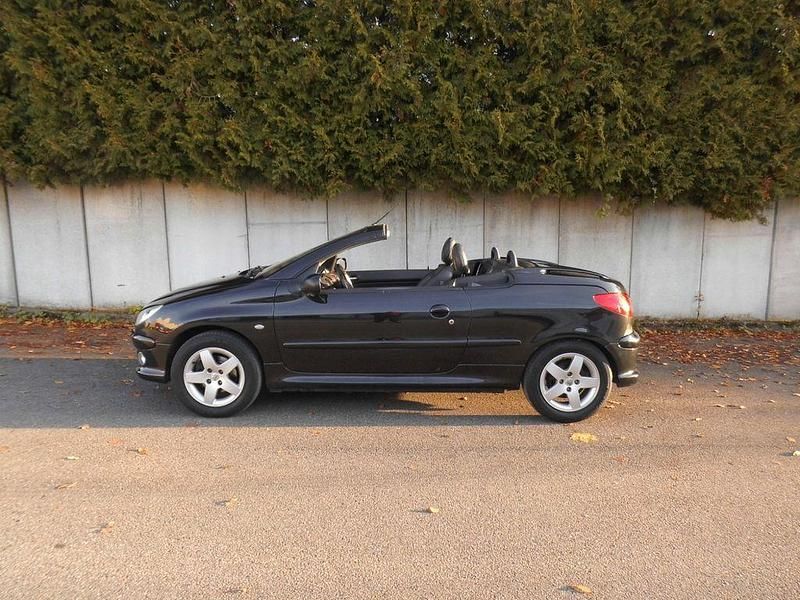 Schwarz Gebraucht 2004 Peugeot 206 CC Platinum Cabrio | 2.199 € (Fairer Preis) - Bild 1/4