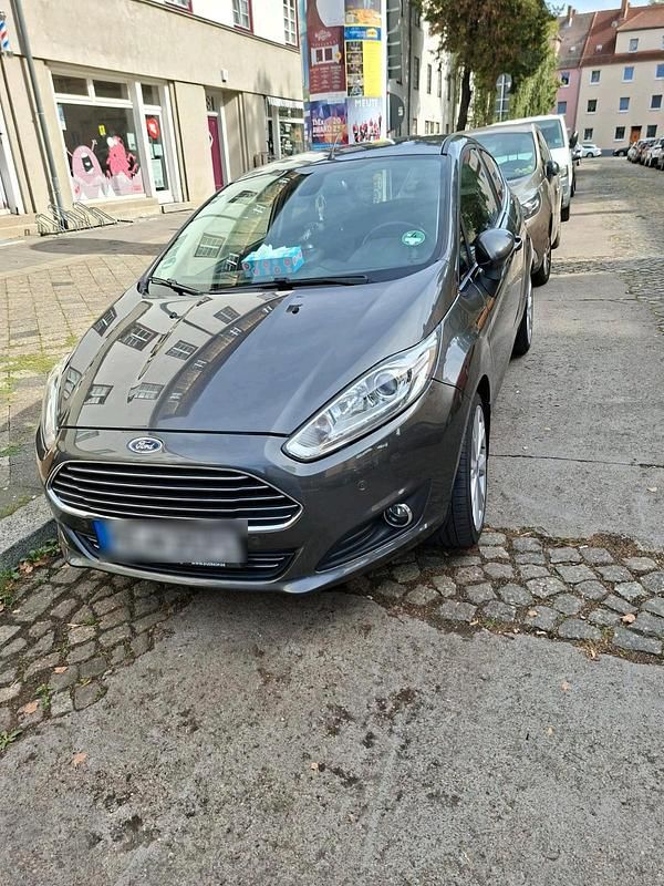 Grau Gebraucht 2015 Ford Fiesta Kleinwagen | 3.500 € - Bild 1/4