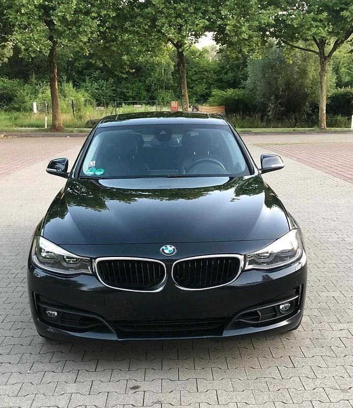 Schwarz Gebraucht 2016 BMW 330 Limousine | 16.900 € (Fairer Preis) - Bild 1/4
