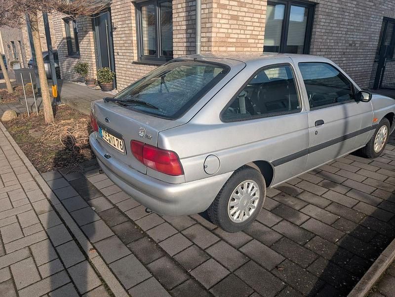 Używany Ford Escort 90 KM (66 kW) 1995 Srebrny Sedan/Limuzyna