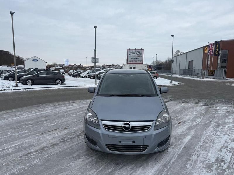 Silber Gebraucht 2011 Opel Zafira Design Edition Van / Kleinbus | 4.990 € (Etwas zu teuer) - Bild 1/4