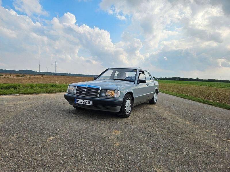 Grau Gebraucht 1989 Mercedes 190 Limousine | 10.500 € - Bild 1/4
