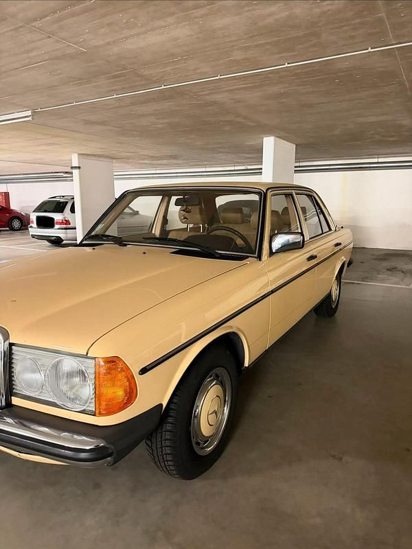 Usata Mercedes 200 108 CV (79 kW) 1982 Beige Berlina