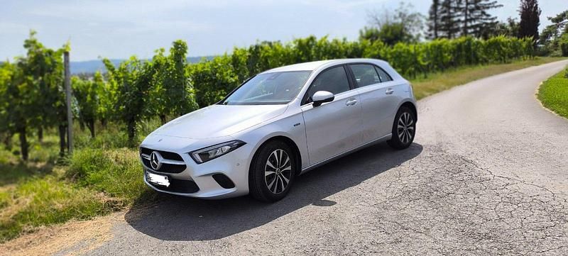 Silber Gebraucht 2021 Mercedes A250 Kombi | 24.200 € (Superpreis) - Bild 1/4