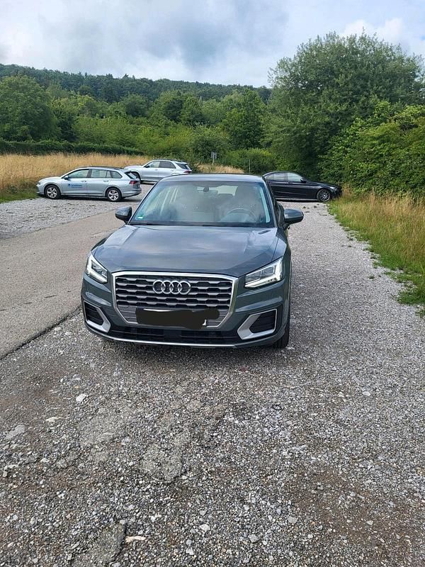 Grau Gebraucht 2017 Audi Q2 Sport SUV | 18.000 € (Fairer Preis) - Bild 1/4