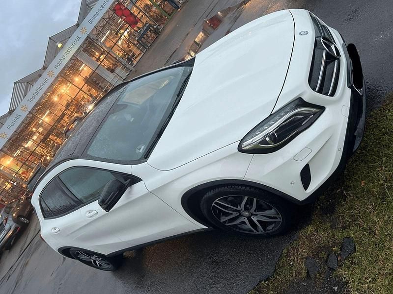 Gebraucht Mercedes GLA200 Style 156 PS (114 kW) 2016 Weiß SUV