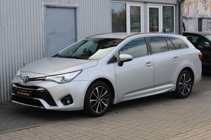 Silber Gebraucht 2018 Toyota Avensis Team Kombi | 16.980 € (Fairer Preis) - Bild 1/4