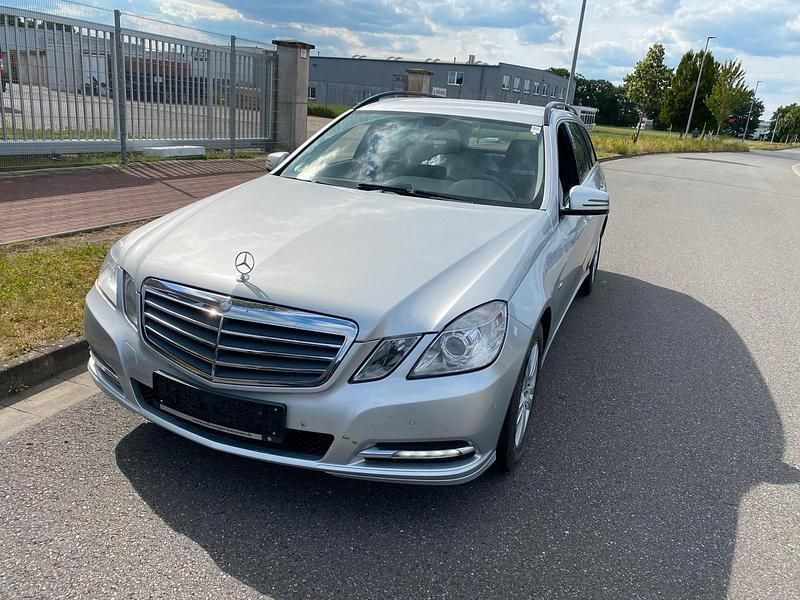 Silber Gebraucht 2012 Mercedes E200 Kombi | 5.300 € - Bild 1/4