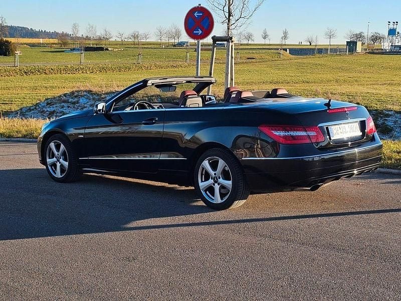 Gebraucht Mercedes E200 184 PS (135 kW) 2010 Schwarz Cabrio