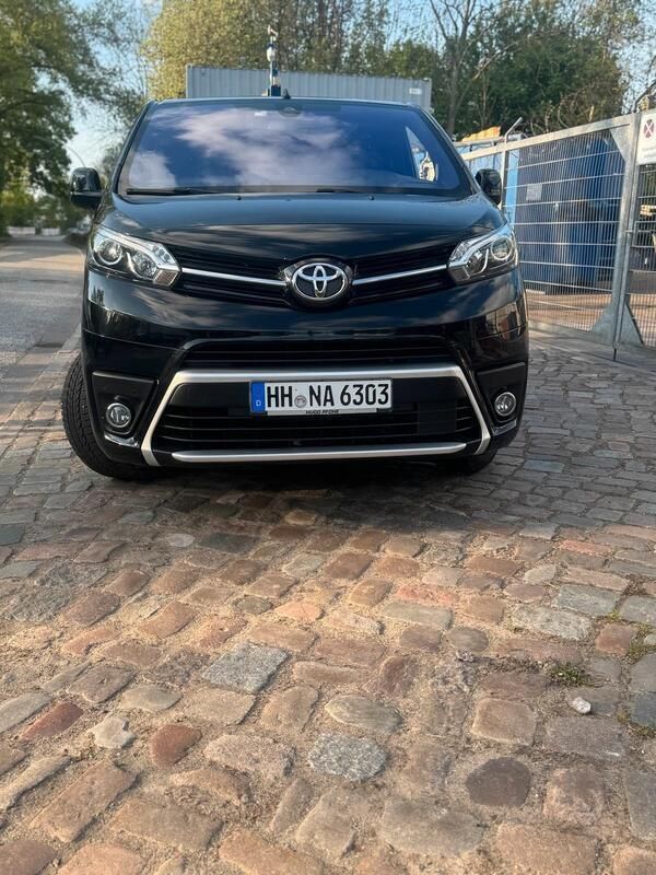 Schwarz Gebraucht 2023 Toyota Proace Verso Kombi | 42.399 € (Fairer Preis) - Bild 1/4