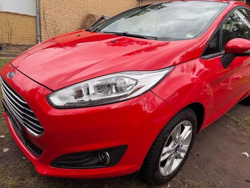Gebraucht Ford Fiesta Titanium 60 PS (44 kW) 2016 Rot Kleinwagen