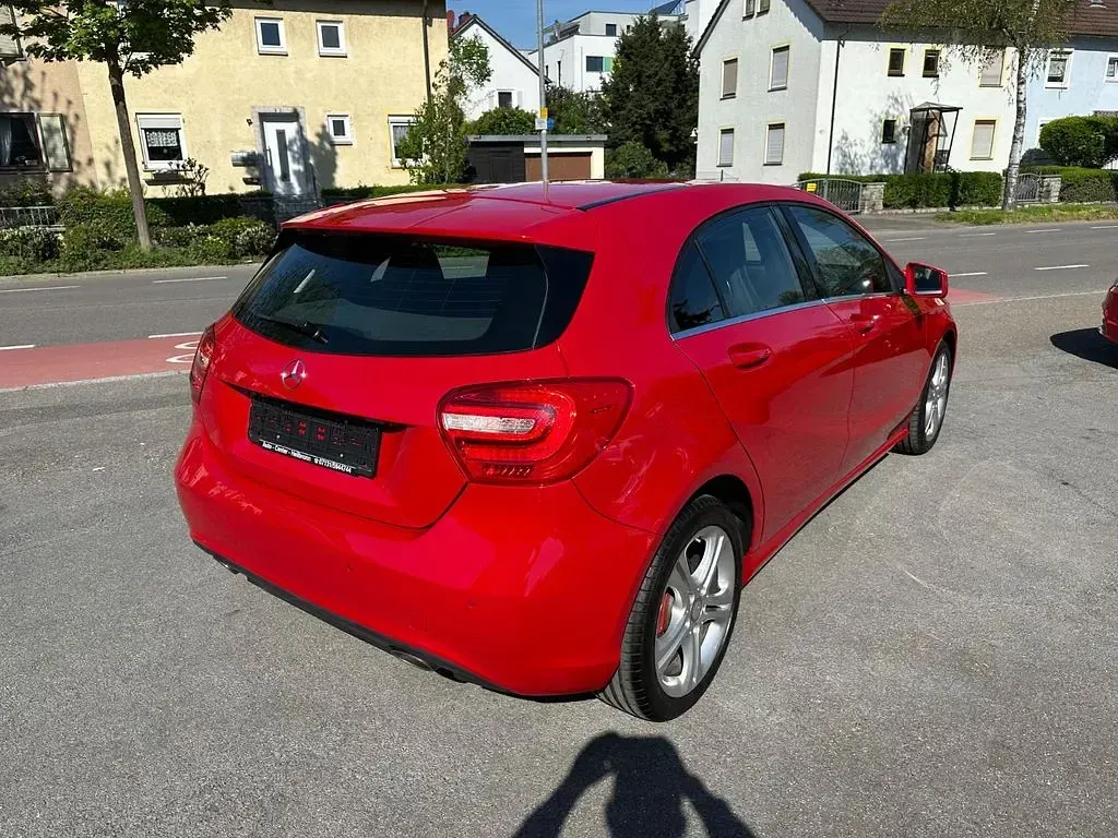 Gebraucht Mercedes A180 Urban 122 PS (89 kW) 2015 Rot Limousine