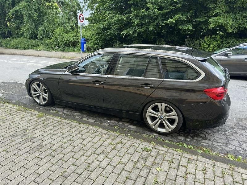 Gebraucht BMW 330 Sport Line 258 PS (189 kW) 2015 Braun Limousine