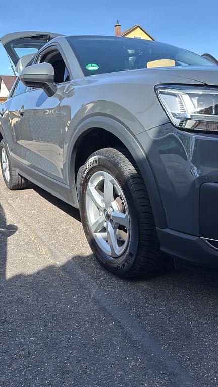 Grau Gebraucht 2017 Audi Q2 Sport SUV | 15.499 € (Fairer Preis) - Bild 1/4