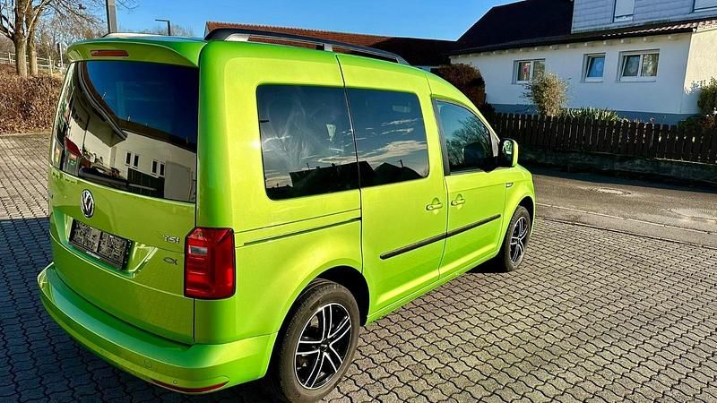 Gebraucht VW Caddy Trendline 84 PS (61 kW) 2017 Viperngrün metallic Van / Kleinbus