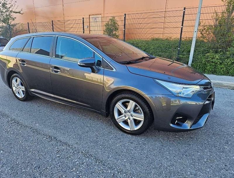 Grau Gebraucht 2017 Toyota Avensis Comfort Kombi | 10.800 € (Guter Preis) - Bild 1/4