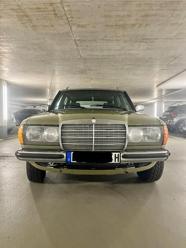 Grün Gebraucht 1984 Mercedes 240 Kombi | 6.000 € - Bild 1/4
