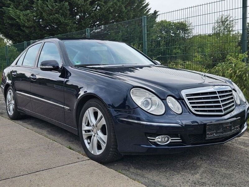 Blau Gebraucht 2006 Mercedes E320 Avantgarde Limousine | 7.490 € (Fairer Preis) - Bild 1/4