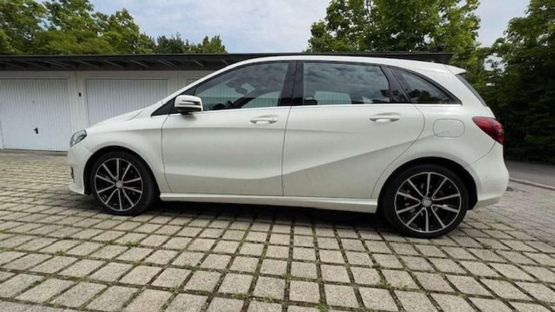 Weiß Gebraucht 2016 Mercedes B200 Urban Van / Kleinbus | 13.900 € (Guter Preis) - Bild 1/4