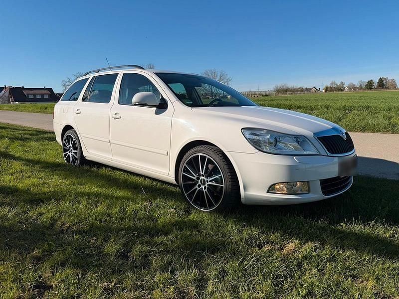 Gebraucht Skoda Octavia 140 PS (102 kW) 2012 Weiß Kombi