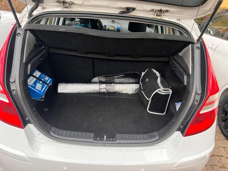 Weiß Gebraucht 2010 Hyundai i30 Limousine | 4.800 € (Etwas zu teuer) - Bild 1/4