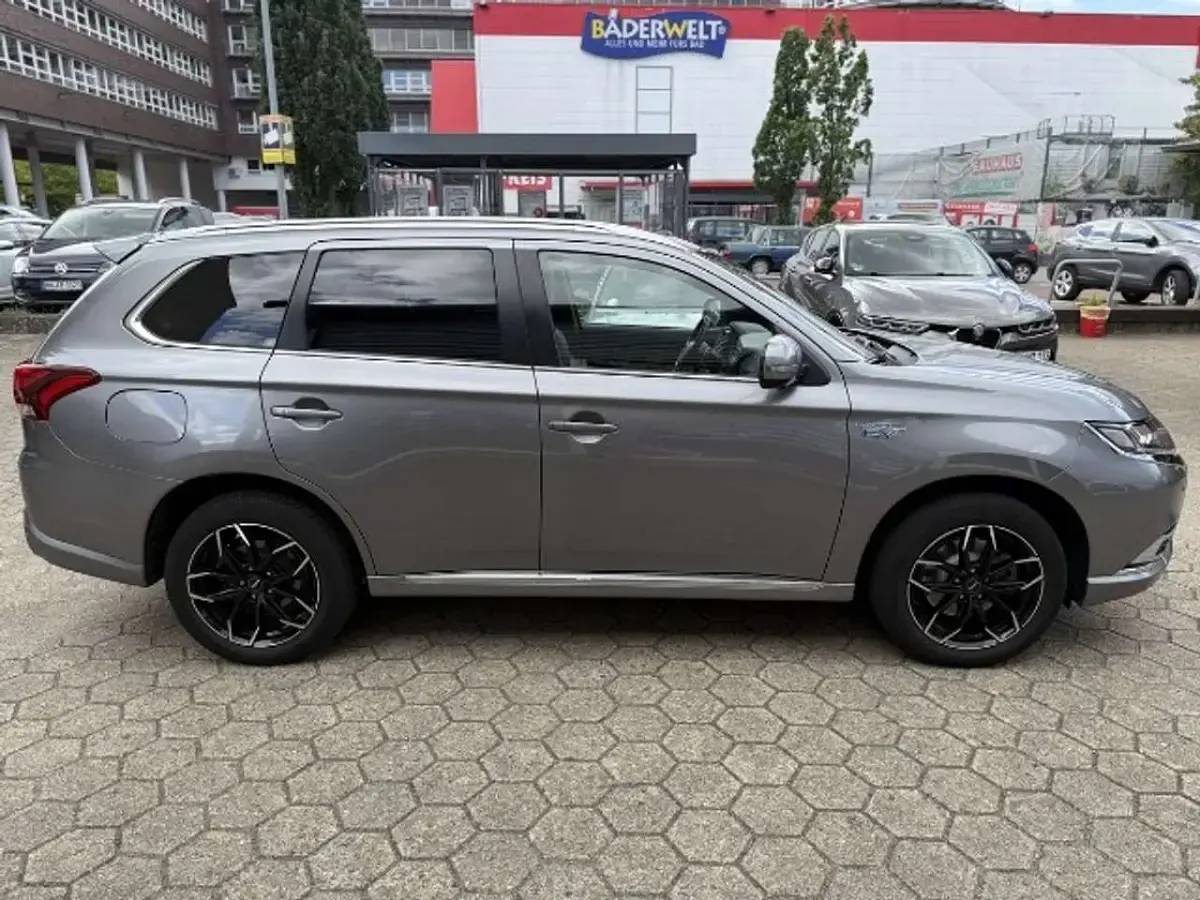 Gebraucht Mitsubishi Outlander P-HEV Plus 135 PS (99 kW) 2019 Platinum grau SUV
