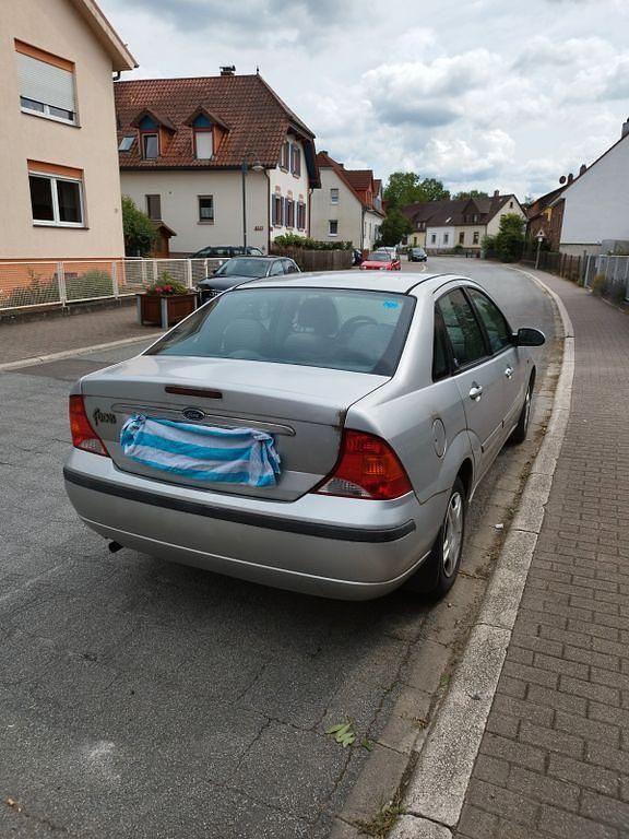 Silber Gebraucht 2002 Ford Focus Ghia Limousine | 999 € (Guter Preis) - Bild 1/4