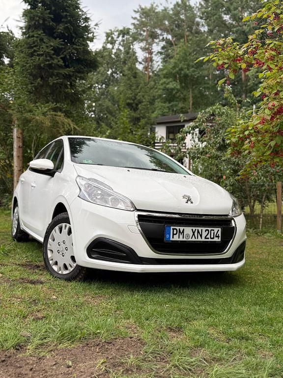 Weiß Gebraucht 2016 Peugeot 208 Kleinwagen | 4.999 € (Fairer Preis) - Bild 1/4