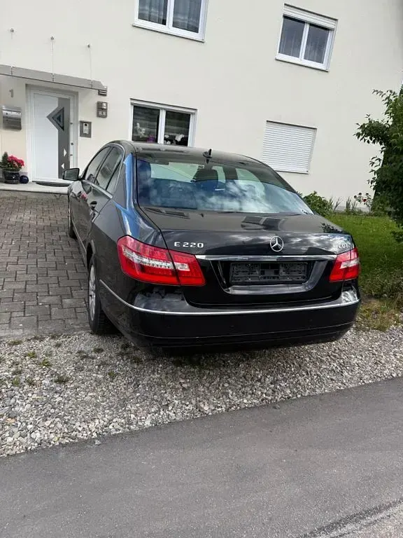 Gebraucht Mercedes E220 Avantgarde 170 PS (125 kW) 2009 Schwarz Limousine
