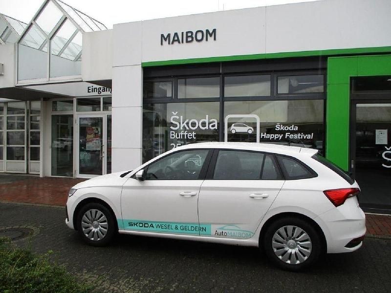 Weiß Gebraucht 2024 Skoda Scala Essence Kleinwagen | 19.900 € (Fairer Preis) - Bild 1/4