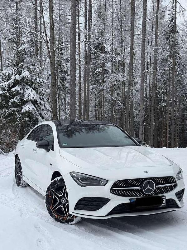 Weiß Gebraucht 2021 Mercedes CLA250e AMG line Limousine | 41.500 € - Bild 1/4