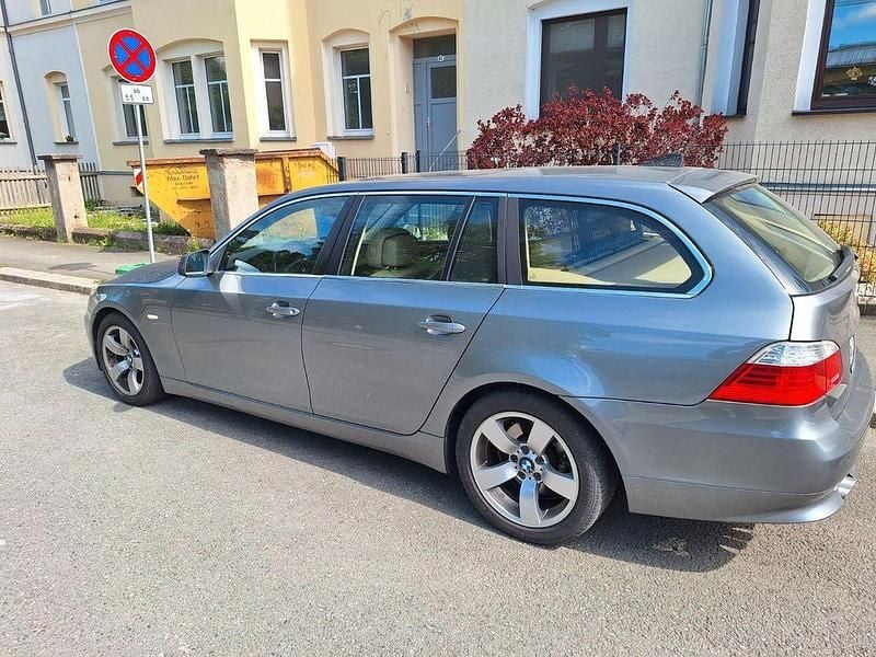 Grau Gebraucht 2009 BMW 530 Kombi | 11.199 € (Teuer) - Bild 1/3
