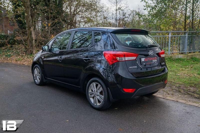Gebraucht Hyundai ix20 125 PS (91 kW) 2015 Schwarz Kleinwagen