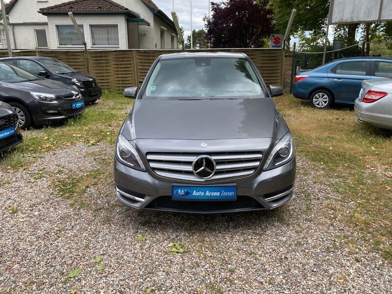 Braun Gebraucht 2012 Mercedes 180 Limousine | 7.000 € (Superpreis) - Bild 1/4