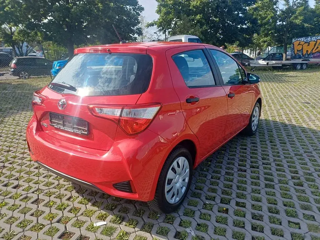 Gebraucht Toyota Yaris Basis 69 PS (50 kW) 2019 Rot Limousine