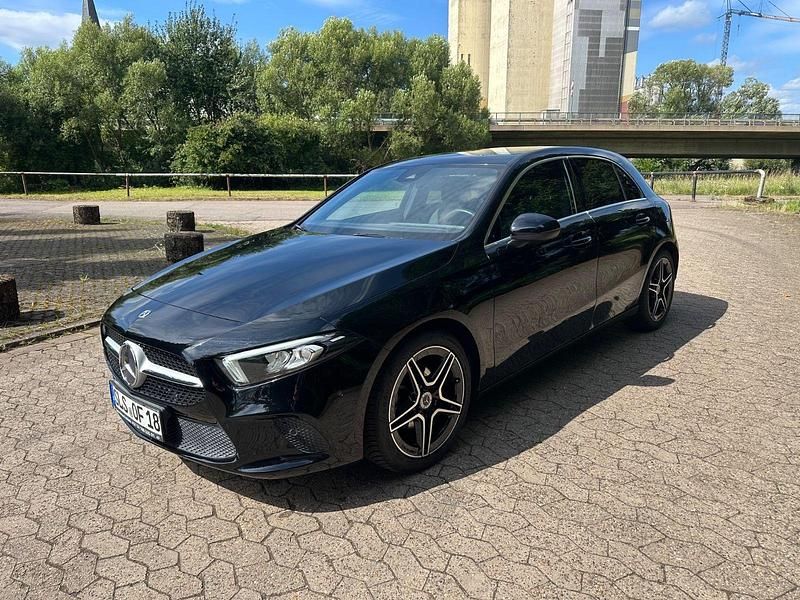 Schwarz Gebraucht 2019 Mercedes A180 Limousine | 19.999 € (Fairer Preis) - Bild 1/3
