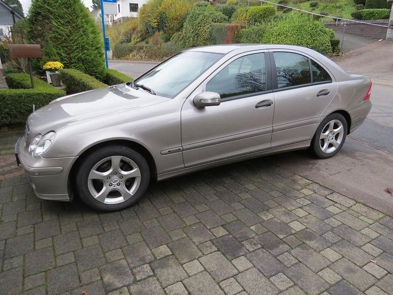 Grau Gebraucht 2004 Mercedes C180 Limousine | 4.600 € (Fairer Preis) - Bild 1/4