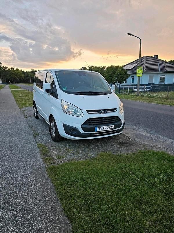 Weiß Gebraucht 2016 Ford Tourneo Custom Van / Kleinbus | 17.000 € (Fairer Preis) - Bild 1/4